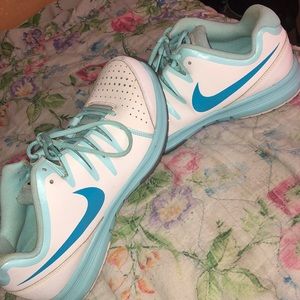Women’s Nike vapor court white shoes